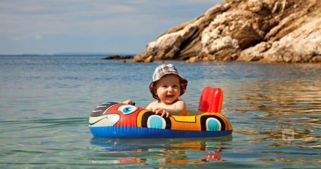 <p><strong>Oyuncaklar çocuğa suyu sevdirebilir</strong></p>
<p>Çocuğun suyla olan temasından keyif alması, korkmada banyo yapması, deniz veya havuza girebilmesi için oyuncaklardan faydalanabilir. </p>