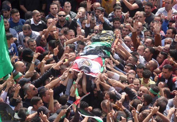 <p>İsrail yönetimi, Kudüs'te geçen hafta İsrail askerleri tarafından öldürülen 19 yaşındaki Filistinli genç Muhenned Halebi'nin cenazesini Filistin makamlarına teslim etti. </p>
