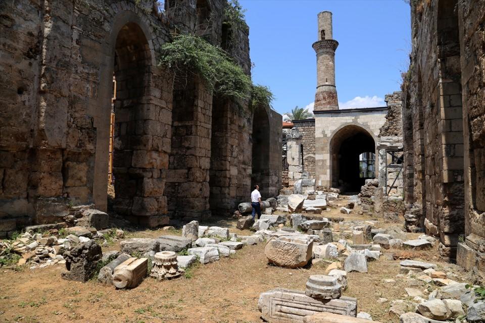 <p>Osmanlı İmparatorluğu döneminde 2. Bayezid'in oğlu Şehzade Korkut'un Teke Sancak Beyliği'ne atanması sonrasında tamir ettirilen cami, "Korkut Camisi" adını aldı. Şehzade Korkut, camiye bir de minare ekletti.</p>
