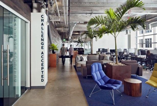 <p>Dropbox : Dropbox, bir paylaşım ağı programıdır. İşlevi, isteğe bağlı olarak her kullanıcıya ücretsiz 2 GB'a kadar veri saklama alanı verir. Bunun haricinde kullanıcı çevrimiçi olunduğu süre içerisinde arkadaş ağı listesindekiler ile sınırsız ebatta dosyayı paylaşabilir.</p>