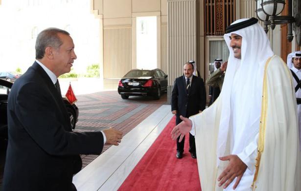 <p>Cumhurbaşkanı Recep Tayyip Erdoğan, Katar Emiri Şeyh Temim bin Hamad Al Sani tarafından resmi törenle karşılandı.</p>
