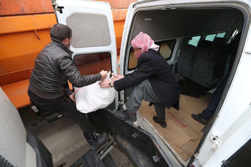 <p>Sosyal Yardımlaşma ve Dayanışma Vakfınca hazırlanan yardım malzemeleri, kamyonlara yüklenerek Dağlıca Polis Kontrol Noktası'na getirildi.</p>
<p> </p>