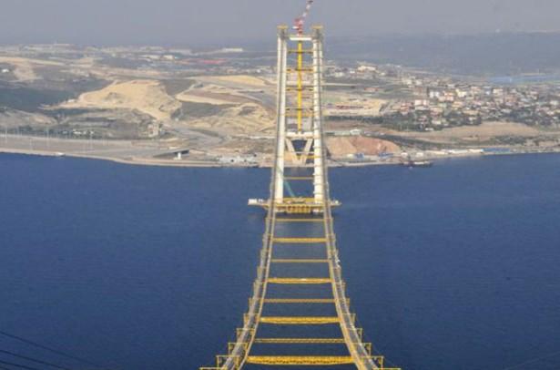 <p>Dünyanın dört bir yanından İstanbul'a gelen turistler, iki kent arasını 3 saate düşürecek otoyol avantajını kullanarak İzmir'e çekmek isteyen turizmciler de projeden umutlu. İstanbul'a gelen turistler tur kapsamında 3,5 saat uzaklıktaki İzmir'e ulaşabilecek. Ya da İzmir'e gelip İstanbul'u da görmek isteyen turistler için artık bu çok daha kolay olacak.</p>
<p> </p>