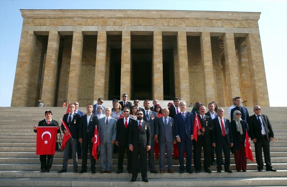<p>Devletimizin kurucusu Mustafa Kemal Atatürk'e 'Müşir' ve 'Gazi' unvanlarının verildiği tarihin yıl dönümünde, kurucu kahramanları, aziz şehitlerimizi rahmetle anıyor, Gaziler Günü'nün hayırlara vesile olmasını temenni ediyorum."</p>