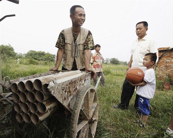 <p>Çin'in merkezindeki Hubei'de yaşayan 56 yaşındaki çiftçi Yang Youde, devlet onu topraklarından tahliye ettirmek isteyince görülmedik bir yönteme başvurdu.</p>

<p> </p>
