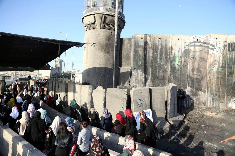 <p>&Ccedil;oğunluğu kadınlardan oluşan Filistinliler, sabahın erken saatlerinden itibaren Ramallah ile Kud&uuml;s'&uuml; ayıran Kalendiye sınır noktasından ge&ccedil;ti.&nbsp;</p>
