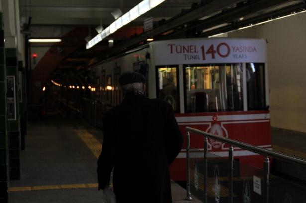 <div>1910’da elektrikli tramvaylara geçiş çalışmaları başlayınca, şirket, 1911 yılında Osmanlı uyruğuna geçer ve “Dersaadet Mülhakatından Galata ve Beyoğlu Beyninde Tahtel’arz Demiryolu” unvanını alır.</div>
