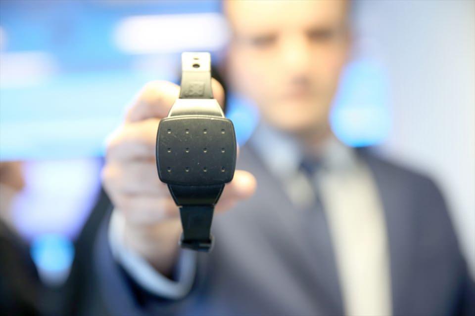 <p>Elektronik kelepçenin "belirli bir alanı terk etmeme", "ev hapsi", "belirli alanlara girmeme" gibi tedbirlerin takibinin sağlanması için uygulamaya konulduğunu dile getiren Yıldırım, eşe karşı şiddet suçlarında da şüphelinin mağdura yaklaşmasını önlemek amacıyla sistemin faaliyete geçirildiğini söyledi.</p>

<p> </p>
