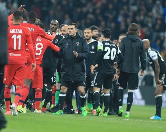 <p><strong>"50 ŞUT, 3 GOL..."</strong><br />
<br />
L'Equipe gazetesi de maça yine oldukça fazla yer verip, "Çılgın gecenin sonundan Lyon galip çıktı" dedi. </p>
