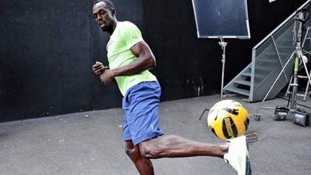 <p>Dünyaca ünlü Jamaikalı rekortmen sprinter Usain Bolt'un da Almanya Birinci Futbol Ligi (Bundesliga) takımlarından Borussia Dortmund'da birkaç gün antrenman yapacağı öğrenildi. </p>
<p>Olimpiyat oyunlarında 9 kez altın madalya kazanan ünlü atlet, İngiliz Guardian gazetesine yaptığı açıklamada, Borussia Dortmund'un teknik direktörü Tuchel ile temasa geçtiğini ve yakında takımla birkaç gün antrenman yapacağını aktardı.</p>