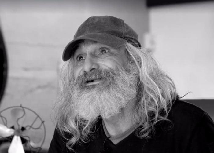 <p>İspanya'da evsiz bir şekilde 25 yıl boyunca sokaklarda yaşayan Jose Antoino bir berberin nazik teklifi ile saç ve sakalının kesilmesini kabul etti.</p>

