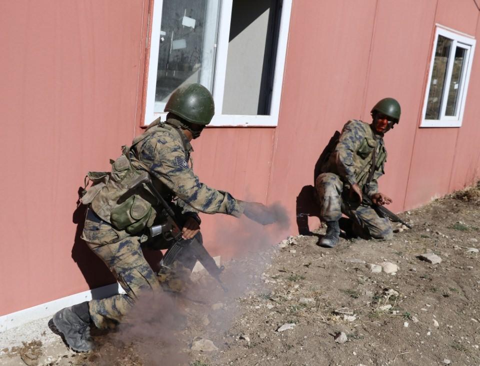 <p><strong>YARALI KURTARILDI</strong></p>
<p>Komando kayasının diğer yamacında ise yaralanan bir kişinin kayalık ve ağaçlık alanda bulunması ve taşınması görevi başarıyla icra edildi. Sarp kayalardan yaralının yanına inen komandolar, ilk müdahalenin ardından yaralı kişiyi sedye aldı. Taşıma sisteminin kurulması ile bir komando eşliğinde sedye kayalık alandan çıkartıldı. Bir komandonun ise aynı kayalık alandan çıplak elle gerçekleştirdiği tırmanış takdir topladı.</p>