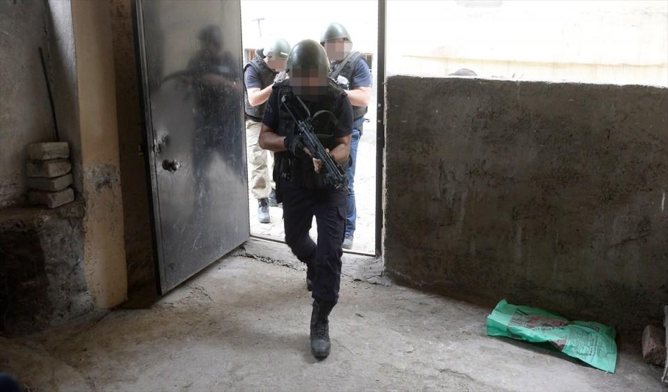 <p>Özellikle örgütün sözde "üst düzey yöneticileri" öncelikli olarak kentten çıkmaya çalışıyor ancak teröristlerin kaçma girişimleri sonuçsuz kalıyor. </p>
<p> </p>