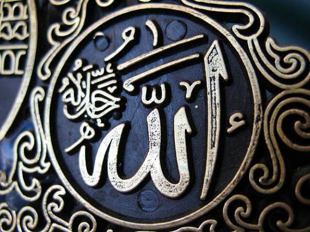 <p>Pazartesi, Perşembe oruç tutardı. Neden böyle yaptığı sorulduğunda: “Ameller he pazartesi ve Perşembe Allaha sunulur. Oruçluyken amelimin Allaha arz olunmasını severim” derdi.</p>