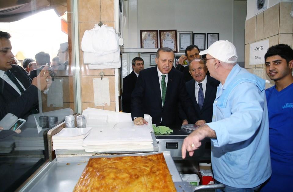 <p><strong>ERDOĞAN NE YEDİ?</strong><br />
Kebapçının işletmecisi Şükrü Karabağlı, Cumhurbaşkanı Erdoğan'a çorba, döner, etli ekmek ve lahmacun ikram ettiklerini söyledi. Erdoğan'ın gençliğinden bu yana mekanlarına geldiğini söyleyen Karabağlı, " 'Maşallah aynı tat devam ediyorsun' dedi </p>