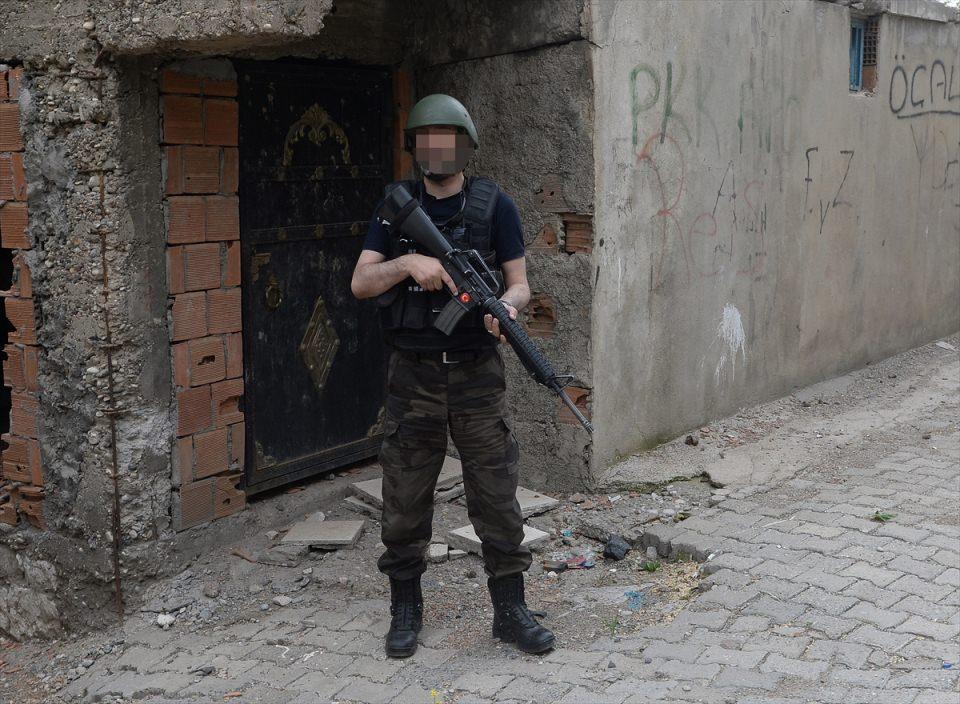 <p>Şırnak'ta terör örgütü PKK'ya yönelik operasyonlar devam ederken teröristler bugüne kadar okul, cami ve kamu binalarının yanı sıra 180 evi yaktı.</p>

<p> </p>
