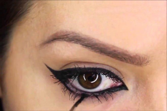 <p>Bu kötü görüntüye engel olmak için makyajınızı yaparken, eyeliner kirpik köklerine olabildiğince yakın uygulanmalıdır.</p>