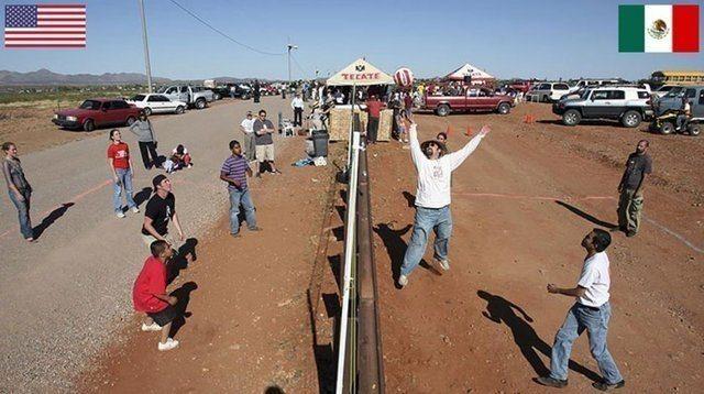 <p>ABD-Meksika sınır çizgisinde voleybol oynuyorlar.</p>

<p> </p>
