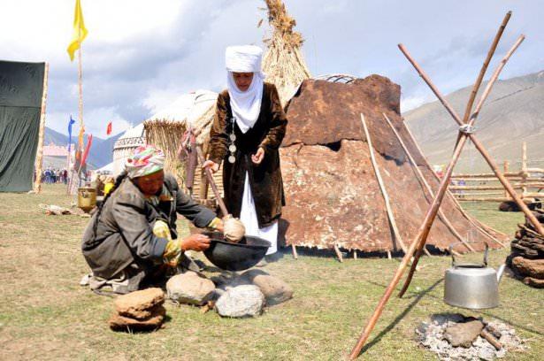 <p>G&ouml;&ccedil;ebe yaşamından 100 yıl &ouml;nce vazge&ccedil;en Kırgızlar, Cumhurbaşkanı Almazbek Atambayev'in ev sahipliğinde &uuml;lkenin kuzeyindeki Issık G&ouml;l b&ouml;lgesindeki tatil merkezi &Ccedil;olpon Ata kentinde d&uuml;zenlenen 1. D&uuml;nya G&ouml;&ccedil;ebe Oyunları'nı izlemek i&ccedil;in gelen konuklara ve turistlere yemyeşil doğasıyla g&ouml;z alan yaylada kurulan geleneksel &ccedil;adırların arasında g&ouml;&ccedil;ebe değerlerini t&uuml;m canlılığıyla yaşatıyor.</p>
