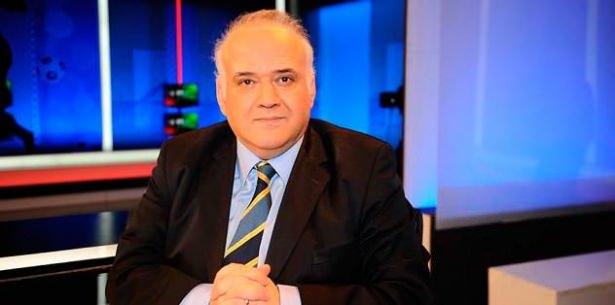 <p><strong>Ahmet Çakar: Baronların parmağı var</strong></p>

<p>Tetikçiler kimdir bilemiyorum. Hakemdir ya da oyunculardır diyemem</p>

<p>Belki hiçbir zaman ispat edemeyeceğim ya da hiçbir zaman gün yüzüne çıkamayacak ama dün geceki maçta bahis baronlarının parmağı vardı. Bahis baronlarının sahadaki tetikçileri kimdir bilmiyorum. Hakemdir ya da oyunculardır ya da daha büyük bir organizasyondur diyemiyorum. Zira karşıma hukuk çıkar.<br />
<br />
Yapılan hakem hatalarını saysak sayfalar yetmez.Mesela Sabri'nin Marin'e yaptığı penaltıyı vermeyip bir dakika sonra olmayanın verilmesi gibi. İlk yarı Trabzonspor önde bitiriyor ama maçı G.Saray kazanıyor.<br />
<br />
İkinci yarıda maçı G.Saray'ın kazanması için elinden gelen her şeyi yapan tuhaf ve dün geceye kadar hakem olan ama bugünden itibaren artık sivil bir vatandaş olarak hayatına devam etmesi gereken bir hakemcik var!<br />
<br />
Önce Özer'i oyundan atıyor. İnanın bana yaptığı hareket kartlık değil. Faul bile değil. Trabzonspor 10 kişi kalıyor. Bu esnada bir arbedede Aykut ile Podolski itişiyorlar.<br />
Bu sefer Aykut oyundan atılıyor.<br />
<br />
Trabzonspor 9 kişi kalıyor. Maç berabere devam ediyor. Çok az dakika kalmış. Ama G.Saray'ın kazanması gerekiyor ki hakem bir penaltı uyduruyor. Cavanda, Umut mücadelesinde topa Cavanda dokunuyor ama hakem penaltı çalıyor. Bu penaltı ile birlikte iki Trabzonsporlu daha oyundan atılıyor. Türk futbolkamuoyu artık uyanın! Dün gece yaşananların çoğu rahmani değildi.<br />
<br />
Bu işte parmağı olan kimse ya da bu organizasyonları kim ya da kimler yaptıysa Allah belasını versin.<br />
<br />
Bu arada sahada gözünden öpülmesi gereken adam gibi adam, namuslu, ahlaklı bir futbolcu vardı.<br />
​<br />
Adı Salih'ti. Salih adamdı. Her şeyi aslında o bir hareketle özetledi. Hakemin yere düşmüş kırmızı kartını alıp ona gösterirken aslında Türk hakemliğinin namusunu gencecik bir futbolcu kurtarmak istiyordu.</p>
