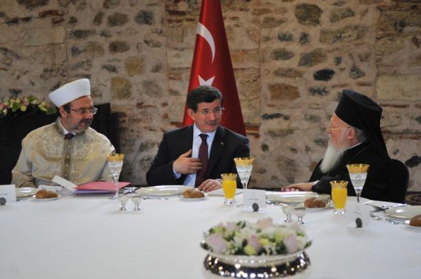 <p>Başbakan Ahmet Davutoğlu, İstanbul'daki Dolmabahçe Ofisi'nde gayrimüslim azınlık cemaatlerinin temsilcileriyle yemekte buluştu.</p>

<p> </p>
