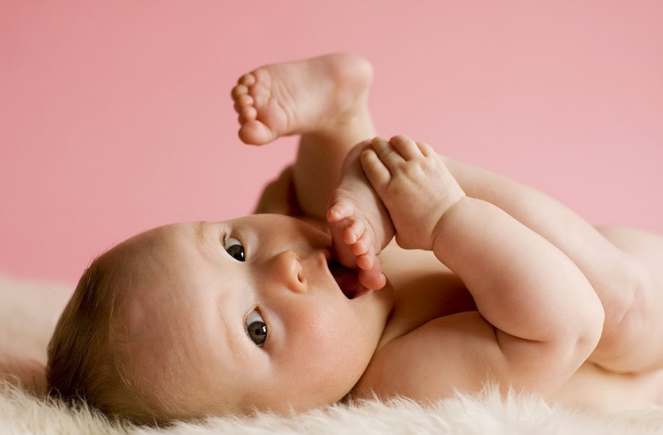 <p>6-7 aylık bebeklerin ayaklarını yemeye çalıştığını sıklıkla görmüşüzdür. Dudaklarını ve dilini kendini tanıma organları olarak görmektedir.</p>
