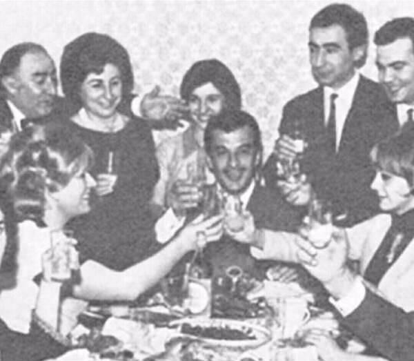 <p>Sadri - Çolpan Alışık çifti, arkalarında Ali Şen, eşi ve oğulları genç Şener Şen...</p>
<p> </p>