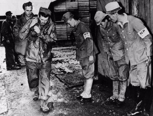 <p>Savaşta teslim olan Japonya'nın askerlerinin, serbest bıraktıkları ABD'li esirlerin önünde eğilmesi, 1945.</p>
<ul>
</ul>