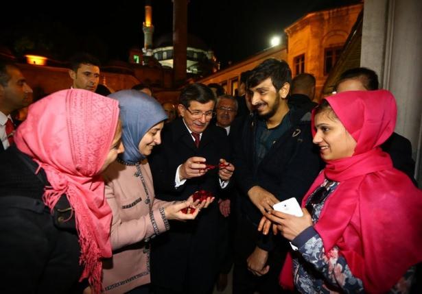 <p>Başbakan Davutoğlu, akşam namazını Eyüp Sultan Camii'nde kıldı. Cami çıkışında vatandaşları selamlayan Davutoğlu, büyük ilgiyle karşılandı.</p>
