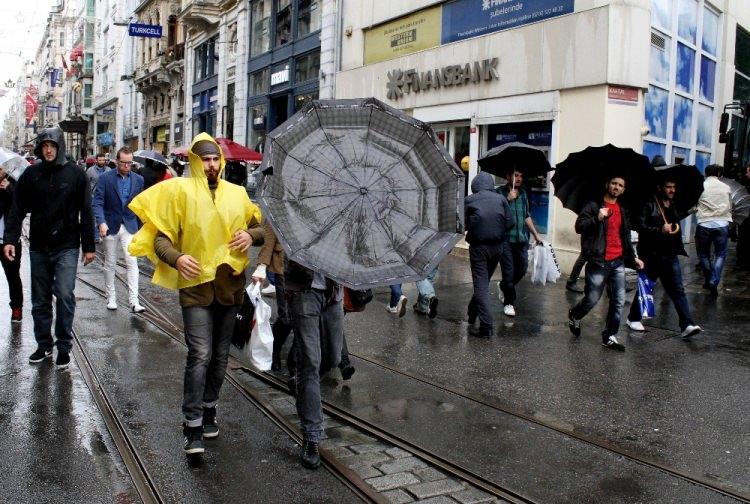 <p>İstanbul'da etkili olan sağanak yağış hayatı olumsuz etkiledi.</p>
<p> </p>