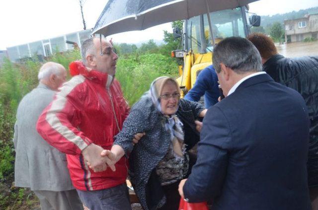 <p>"Bölgedeki hasarı ivedilikle tespit etmeye gayret gösterdiklerini vurgulayan Yılmaz, "Özellikle Fatsa ilçemizin iç kesimlerinde çok ciddi hasar var."</p>
<p> </p>
