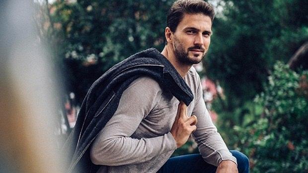 <p><strong>Emre Kızılırmak</strong></p>
<p>Oyuncu Sosyal Bilimler Enstitüsü Film ve Drama Anabilim Dalı İleri Oyunculuk Bölümü'nden master yaptı.</p>