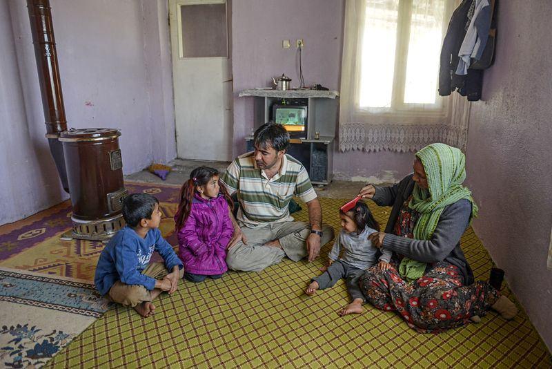 <p><strong>"Vakıf olarak elimizden geleni yapıyoruz"</strong></p>

<p>Tuşba Sosyal Yardımlaşma ve Dayanışma Vakfı Müdürü Ubeydullah Arvas da kentte barınan Suriyelilerin vakfa kayıt yaptırması durumunda ayni ve nakdi yardımlardan yararlanabileceklerini belirtti. </p>
