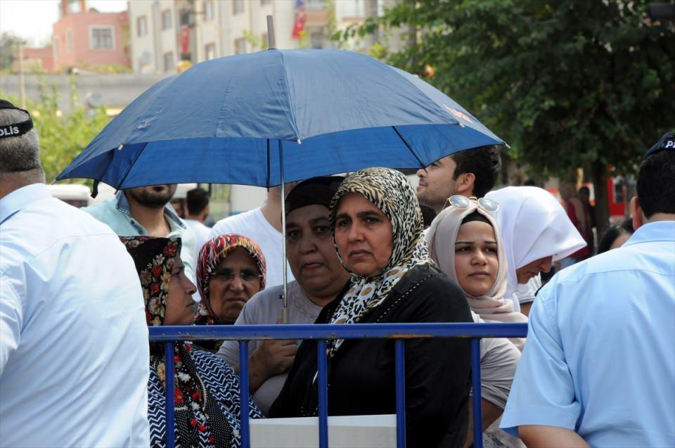 <p>Van'ın Çaldıran ilçesinin Tendürek Dağı bölgesinde güvenlik güçlerince yürütülen operasyonlarda, terör örgütü PKK militanları ile çıkan çatışmada şehit düşen Astsubay Üstçavuş Suat Petek'in (36) cenazesi, memleketi Osmaniye'nin Kadirli ilçesinde toprağa verildi. Törende, şehidin annesi Elif (sol 2) ve kardeşi Oğuzhan (sağ 2) Helvacı'yı yakınları teskin etmeye çalıştı.</p>