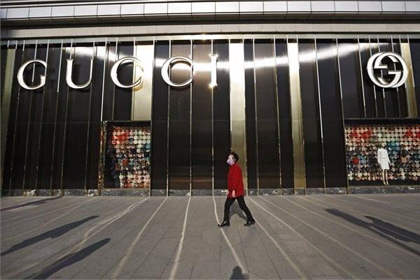 <p><strong>7- Kering</strong><br />
Gucci, Bottega Veneta ve Saint Laurent markalarını içeren Fransız firmanın 2015 yılındaki satış geliri 8.594 milyar dolar.</p>
