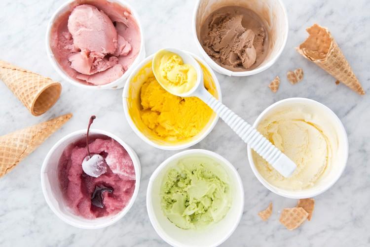 <p>Dondurma doğru seçildiğinde sağlıklı tatlı alternatiflerin başında gelir. Dondurma kalsiyum, fosfor, A vitamini, B vitamini gibi vitamin ve minerallerden zengindir. </p>
