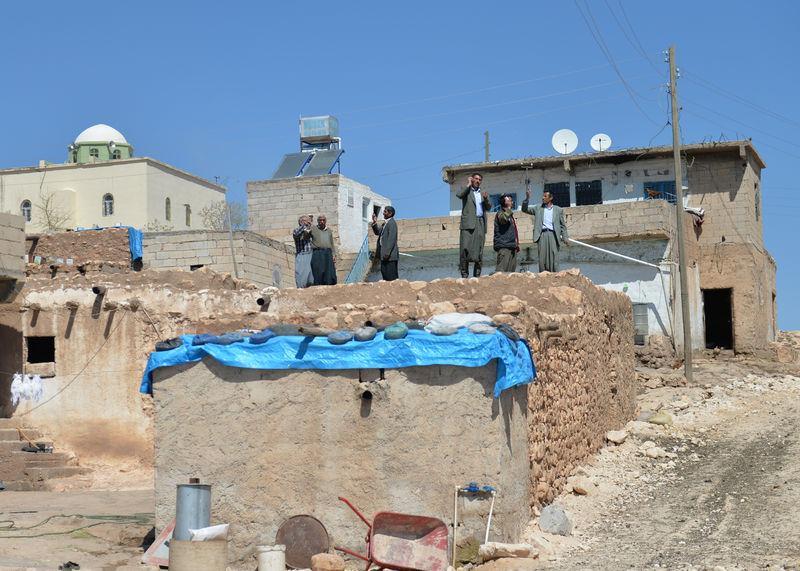 <p>Mobil cihazlarda internet hızını 10 kat arttıracak 4,5G teknolojisi uygulanmaya başlanırken, Şanlıurfa Keberli Mahallesi'ndeki vatandaşlar “Alo” bile diyememenin sıkıntısını yaşıyor.</p>
<p> </p>