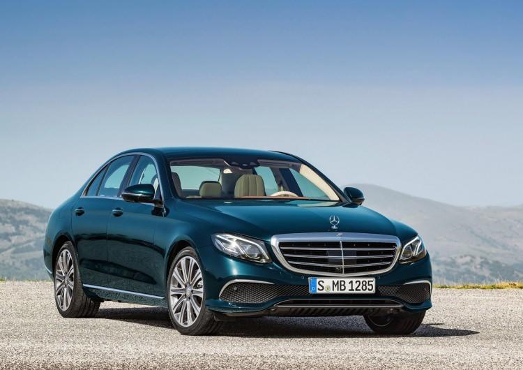 <p>Mercedes Benz E Serisi</p>
<p>2017 çıkışlı başlangıç fiyatı: 264.000 TL<br />
2016 çıkışlı başlangıç fiyatı: 262.289 TL</p>