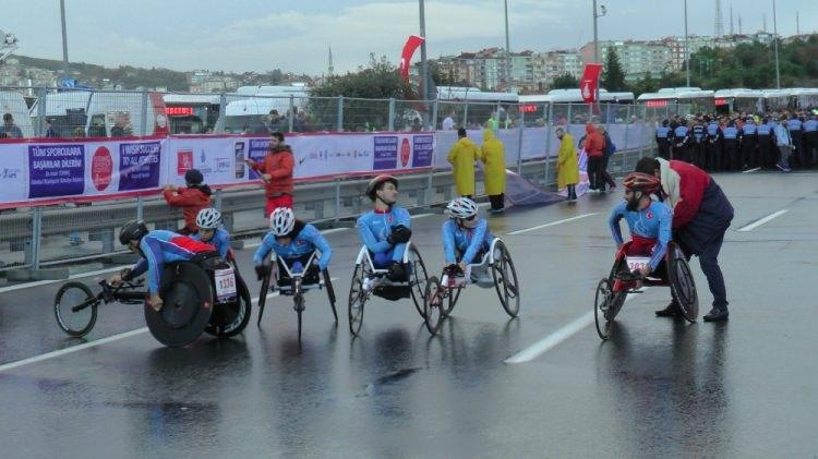 <p>Galata Köprüsü’nden sonra Eyüp’e yönelen maratoncular, Feshane’den sonra dönüş yaparak Unkapanı üzerinden Yenikapı’ya inecek. Bakırköy’den yapılan dönüşle sahilden Gülhane Parkı’na kadar uzanan parkur, parkın içinden geçerek Sultanahmet’e çıkacak. Yarış, At Meydanı’nda, Sultanahmet Camisi’nin giriş kapısı ile Dikilitaş’ın arasında son bulacak.</p>