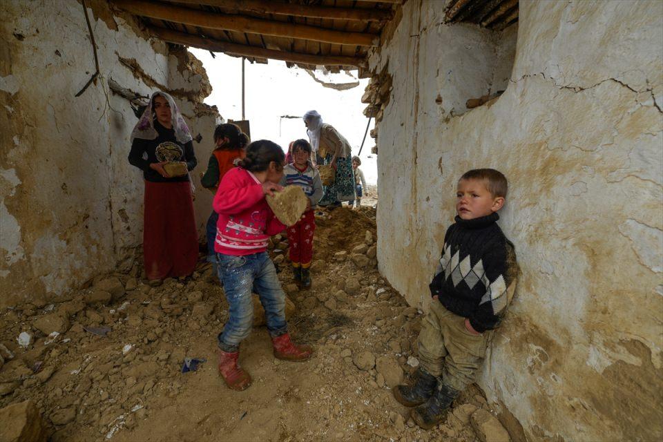 <p>Evde oturdukları esnada büyük bir gürültü duyduklarını anlatan Bilek, "O sırada eşim ve çocuklarım orada olmadığı için çok şanslıyım. Mutfakta hasar oluştu. Sağ olsun akraba ve komşularımız yardıma geldi. Maddi durumum iyi değil" dedi. </p>