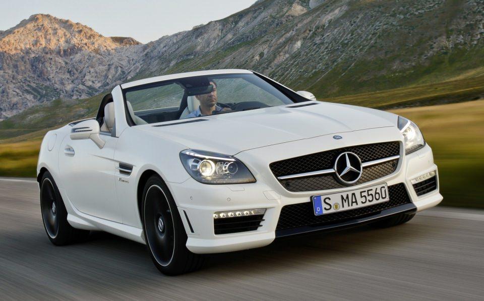 <p><strong>MERCEDES</strong><br />
Mercedes SLK, Nisan ayında Türkiye'ye geliyor. SLC' de 156 HP gücündeki 1.6 lt'lik yeni bir baz versiyonmu sunuldu. Bu da SLK' ya göre fiyat avantajı sunuyor.Sportif bir diğer Mercedes olan C Coupe de 1.6lt'lik motor avantajına sahip. Üstü açılabilen cabrio versiyonu Temmuz ayında Türkiye'ye geleceği müjdesi verildi.</p>