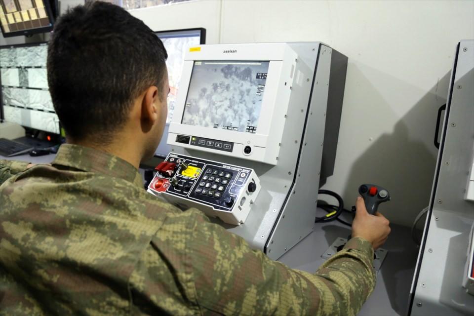 <p>Eybek, "Bölüğümde Türk Silahlı Kuvvetlerindeki mevcut en modern sistemlerden biri olan modüler üs bölgesi kurulmuştur. Bu kapsamda 360 derece gece gündüz 24 saat esasına göre gözetleme yapılmaktadır. Üs bölgesi askerlerin eksi 40 dereceye kadar her türlü ihtiyaçlarını karşılayabilecekleri şekilde tasarlandı." şeklinde konuştu.</p>

<p> </p>
