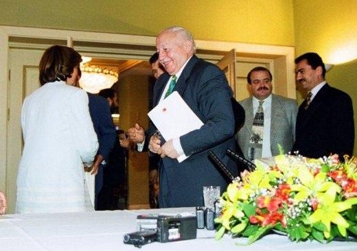 <p>Hükumet ortağı DYP'nin Genel Başkanı Tansu Çiller'in başbakan olmasını beklenirken Cumhurbaşkanı Demirel, hükumeti kurma görevini ANAP lideri Mesut Yılmaz'a verdi.</p>

<p> </p>
