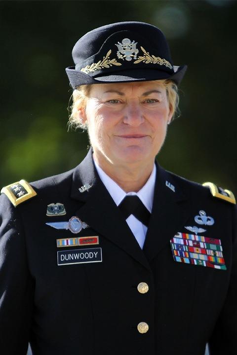 <p><strong>Ann Dunwoody</strong></p>

<p>ABD askeri birliğinde dört yıldızlı general olarak yükselen ilk kadın. </p>
