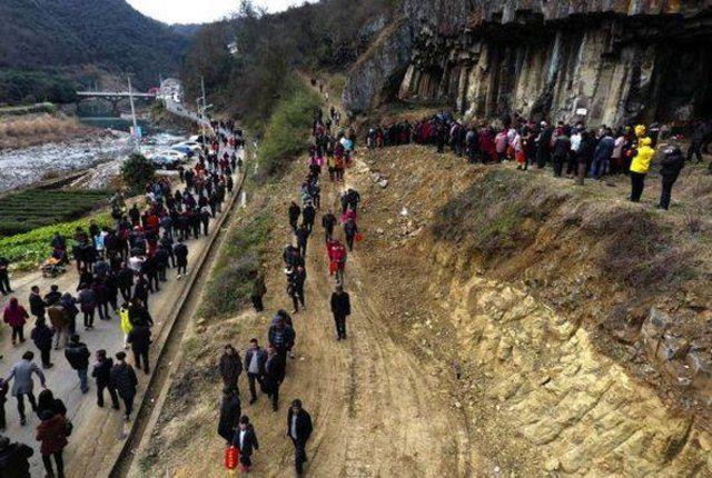<p>Bir kayalığın kenarında sıralanan aile drone yardımıyla fotoğraflandı.</p>
<p> </p>