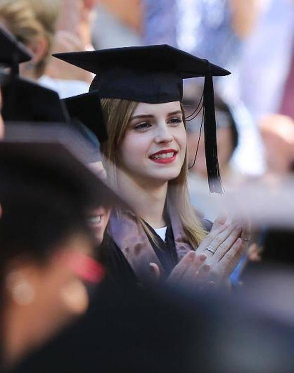 <p><strong>Emma Watson</strong></p>
<p>Brown Üniversitesi İngiliz Edebiyatı Bölümü'nden mezun.</p>