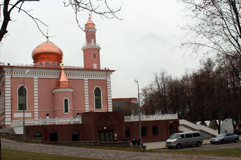 <p>Minsk Camii, sosyal ihtiyaçlara da karşılık verecek şekilde tasarlandı. Giriş katında konferans salonu, sergi salonu ve bilgisayar odaları bulunan camide 2 bin 500 kişi aynı anda ibadet edebilecek.</p>
