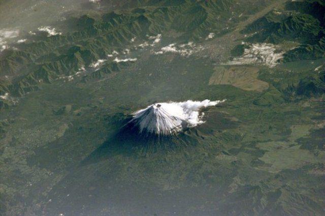 <p>Uluslararası Uzay İstasyonu'nun çektiği fotoğraflar Dünya'ya bakışımızı değiştirecek türden. İşte Dünya'yı bambaşka boyutuyla karşımıza getiren o müthiş uydu fotoğrafları...</p>

<p>Fuji Dağı (Japonya'nın en yüksek dağı)</p>
