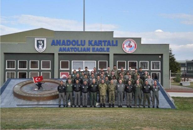 <p>Devam eden çalışma kapsamında ilk olarak bir ekip oluşturuldu. Ekip uzun bir süre diğer orduların kamuflaj üniformalarını inceledi, bunların kullanımına ilişkin çeşitli araştırmalar yaptı. Çalışmalar sonucunda tasarlanan yeni üniformanın pilot uygulaması ilk olarak Orgeneral Akar tarafından hayata geçirildi.</p>
<p> </p>