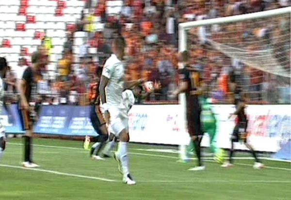 <p>Antalyaspor - Galatasaray mücadelesinin 53. dakikasında Eto'o'nun attığı gol, sarı kırmızılı futbolcu ve taraftarları adeta çılgına döndürdü.<br />
<br />
(Görüntüler Lig TV'den alınmıştır)</p>
